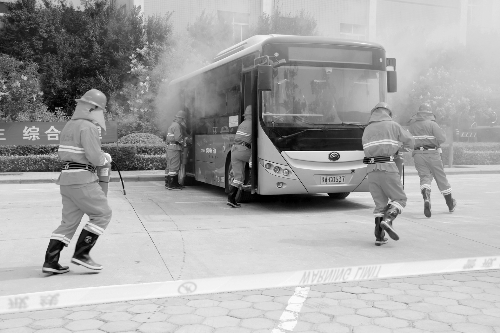 公交著火咋疏散?不要慌!這樣自救最穩(wěn)妥