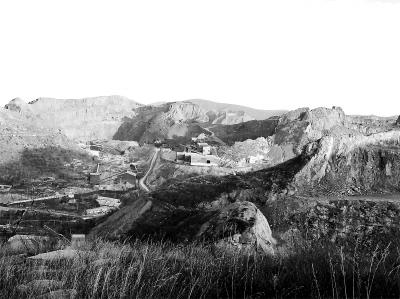 別的地方都在環(huán)保攻堅(jiān) 這里采石繁忙塵土飛揚(yáng)