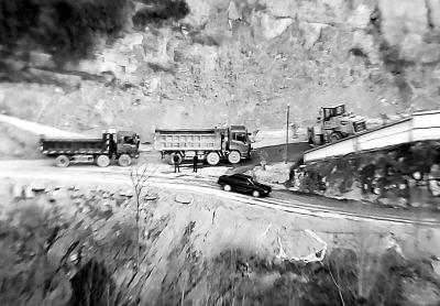 別的地方都在環(huán)保攻堅(jiān) 這里采石繁忙塵土飛揚(yáng)