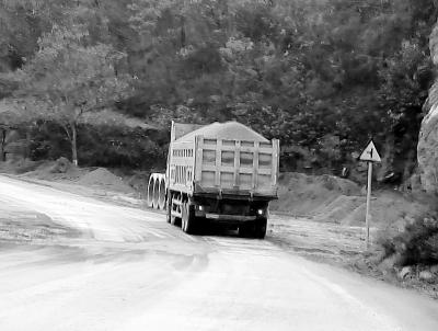 別的地方都在環(huán)保攻堅(jiān) 這里采石繁忙塵土飛揚(yáng)