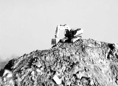 別的地方都在環(huán)保攻堅(jiān) 這里采石繁忙塵土飛揚(yáng)