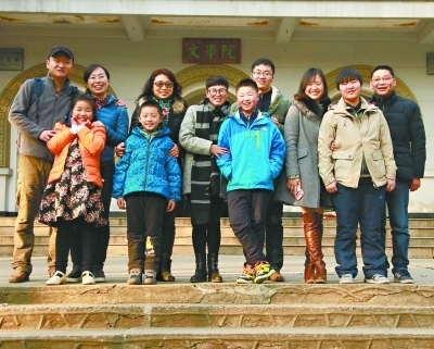 組圖:高校同宿舍8女生畢業(yè)后堅(jiān)持17年聚會