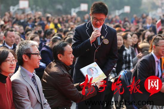 ����һ��ë����ְ���Ů��������