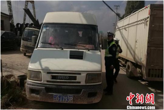 昆明一“校車”嚴重超載 核載7人竟擠33人