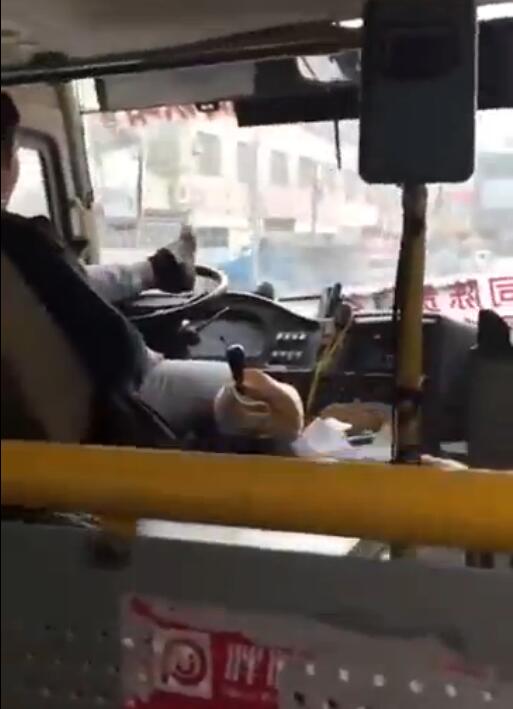 廣東一公交司機“用腳開車”已被警方控制