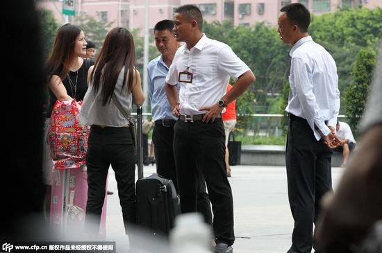 ���϶��B�m(x��)���(2014��9��10����11����12��)֮�����_���^(q��)�Ϻ��ֵ��k���ڰ��ɳ������F·�������_����܇վ��ʮ�׼҆�λ���_����܇վ(li��n)���_������ӑ���������P���Tֱָ�@һ�����������10��֮�á��º���һ��Ʊ���c�⵽ͣ�I(y��)�{�飬�_����܇վ�V���ϵ�Ʊ؜�����ஔ�Lһ�Εr�g��Ҳ�N���E��������һ��r�g��2015��7��6�պ�7��7����ӛ���ٴΰ��L�l(f��)�F(xi��n)���@ȺƱ؜���ֻ؁������@���治��һЩ����ף��������͵ĵ��c���������_����܇վ��Ʊ�d���T�������������_��Ʊ������������4�����_������������֮�ݡ��D�鴩�����܇վ�ˆT�ķ��b�����Ӻ���ǰ�������^�Ĺ����Ƶġ�Ʊ؜�ӡ����քݺ�վ���H�����_����