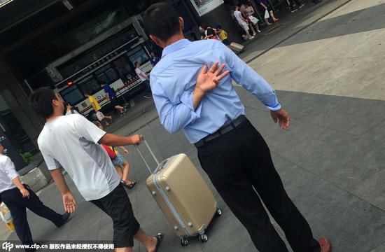 7��6�����磬���_����܇վ�V����ڵ����̎���@����ͨ����Ʊ̎�ıؽ�֮·�������ĳ˿������ʮ����Ʊ؜�ӷ�ɢ�ڸ��������r�rס�^�������ˣ���Ҫ���L;��܇ô?��ͬ�r��ָ���h̎��ʾ��Ҫ�������IƱ���е����ˌ�����֮������Ҳ��������ͣ�����_�������Ҹ��SƱ؜���x�_���D�顰Ʊ؜�ӡ���ͬ�������İ�ʾ�քݣ��@�ք��Ǹ��Vͬ��Ʊ�r������