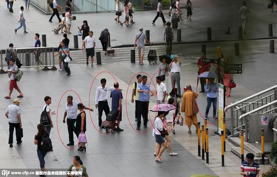 �����_����܇վǰ�ďV����֮����Ʊ؜�ӂ����I���������U�����_����܇վ����̎����Ʊ؜�ӵȺ��ڴˣ�ֱ����ʄ����Ļ�܇վ��վ����Ⱥ�������_����܇վ���ǵĴ��T�ڣ�ͬ���Ў���Ʊ؜�ӵȺ��ڴ������r���^���ĳ˿ʹ�Ԓ�����ȥ��9�������c���͵ļ�ðƱ؜���˔�(sh��)���H�]�Мp��������������������Ȼ��ͬ�ӵ��b�磺�{ɫ�Ʒ������������������ƣ�Ů������������������⣬߀�С��������������tɫ�R�׵ġ��������꠳ɆT���������ǡ������ˆT�����c�������͵���鮔�С��D���_����܇վ�V����Ʊ؜�ӡ����Ѽ�ð�����ˆT���_�˿�ُ�߃rƱ��