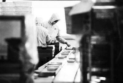 工作人員正在分裝米飯