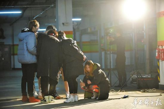 �����ž��Ĕz��һλŮ���۵ö��ڵ�����