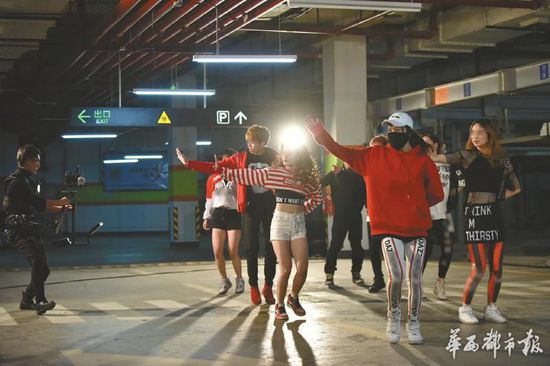 1��26�գ��ɶ��д���·ĳ���֘�����ҹ12�c(di��n)�^������(x��)����߀�ڵ���܇���Ĕz��