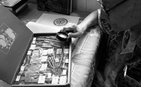 һλ�vʷ�ώ�����̌W(xu��)��Ҫ�����Ϲ��X���ղ���Ȼ��25��ǰ��һ�Ϸ�������(d��ng)���T��ُ���̶��˃r(ji��)��s�]�н��ף��󱻾��������ҡ���̎�P1000Ԫ�����������˕���Γ�(j��)����(sh��)ʮö�~�R����ǧ��ö���X���������������������Đ�֮���܉򷵻����@һ�Ⱦ���25�ꡣ���������88�q�����w����������(m��ng)�����ٿ�һ�����������Đ�֮����