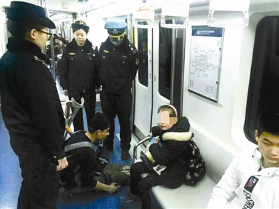 ����������l(f��)�F(xi��n)���ڱ������F�ȃ�ͯ��ؤ��(sh��)�������������еă�ͯ����ӑ�r�B(t��i)�Ȑ���������Ӱ��˳�܇�h(hu��n)�������챱�������ӛ�ߏı�����ͨ��(zh��)�����܉������˽⵽��܉����ͨ��(zh��)����꠺������g�ڵ��Fվ�Ȳ�@��ͯ��ӑ��20���˴Ρ����{��l(f��)�F(xi��n)���@Щ��ͯ�򡱶����Ը��Cếh���ɳ���Ҍ��нM���Ե؎���������ӑ���Ђ��e��ͯ�򡱼��������������^�fԪ��