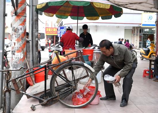 һ���u��Ͳ�۵Ĕ����ڏV���M�h�M���(zh��n)���^����ͬ���������Ͷ�ŵ�4���������4��13�Քz)�� ���A��ӛ�� ���A �z